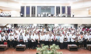 Gubernur NTT Melki Laka Lena berpose dengan sejumlah ASN di Kupang (ANTARA)