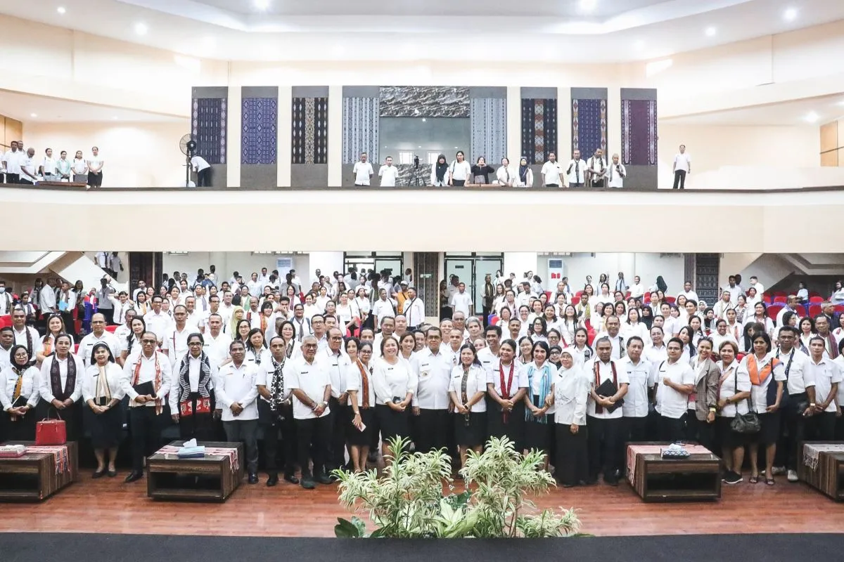 Gubernur NTT Melki Laka Lena berpose dengan sejumlah ASN di Kupang (ANTARA)