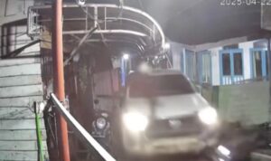 mobil berwarna putih KT 8327 ZA menabrak sejumlah kendaraan roda 2 (lambeturah.co.id)