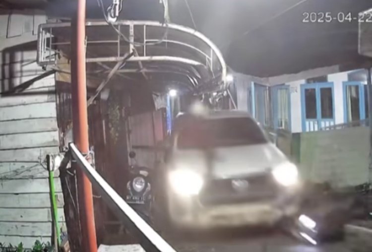 mobil berwarna putih KT 8327 ZA menabrak sejumlah kendaraan roda 2 (lambeturah.co.id)