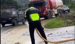 Polisi Sigap Lerai Adu Jotos Hingga Bersihkan Kompos-Kotoran Sapi Tumpah di Jalan Medan–Berastagi