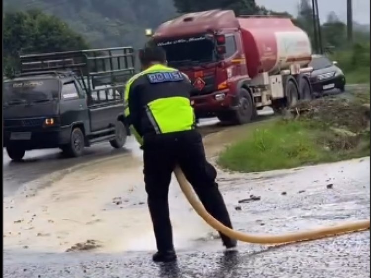 Polisi Sigap Lerai Adu Jotos Hingga Bersihkan Kompos-Kotoran Sapi Tumpah di Jalan Medan–Berastagi