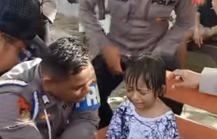 Anak Terpisah dari Orangtua di Pantai Pangandaran