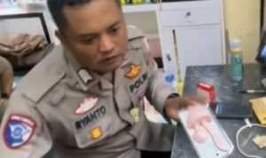 Polisi usai berdinas menyempatkan untuk membantu istrinya menjadi kasir di toko miliknya