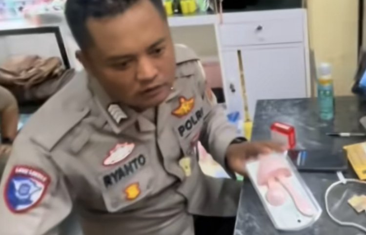 Polisi usai berdinas menyempatkan untuk membantu istrinya menjadi kasir di toko miliknya