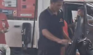 bapak-bapak diduga merokok Sambil Isi bensin di sebuah Stasiun Pengisian Bahan Bakar (lambeturah.co.id)