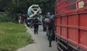mobil ambulans di Batam terjebak kemacetan dan akhirnya warga, TNI dan Polisi membantu beri jalan ambulans ( Lambeturah.co.id)