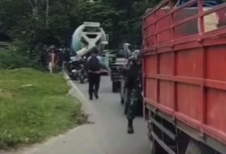 mobil ambulans di Batam terjebak kemacetan dan akhirnya warga, TNI dan Polisi membantu beri jalan ambulans ( Lambeturah.co.id)