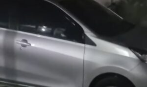 terhalang mobil tetangga (lambeturah.co.id)
