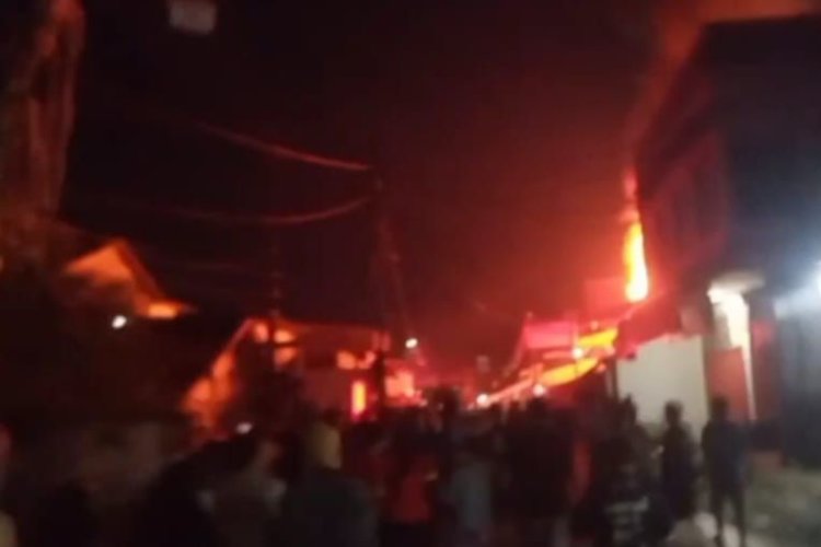toko mainan terbakar di dekat Pasar Leuwiliang Kabupaten Bogor (Lambeturah.co.id)