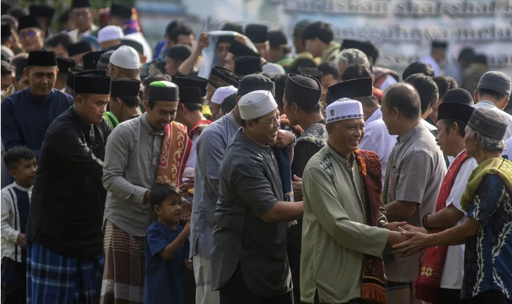 Ilustrasi saat orang saling bersalaman dan bermaaf-maaf seusai shalat Idul Fitri.