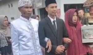 Ketika Salah Kostum Antara Ayah dengan Calon Pengantinnya