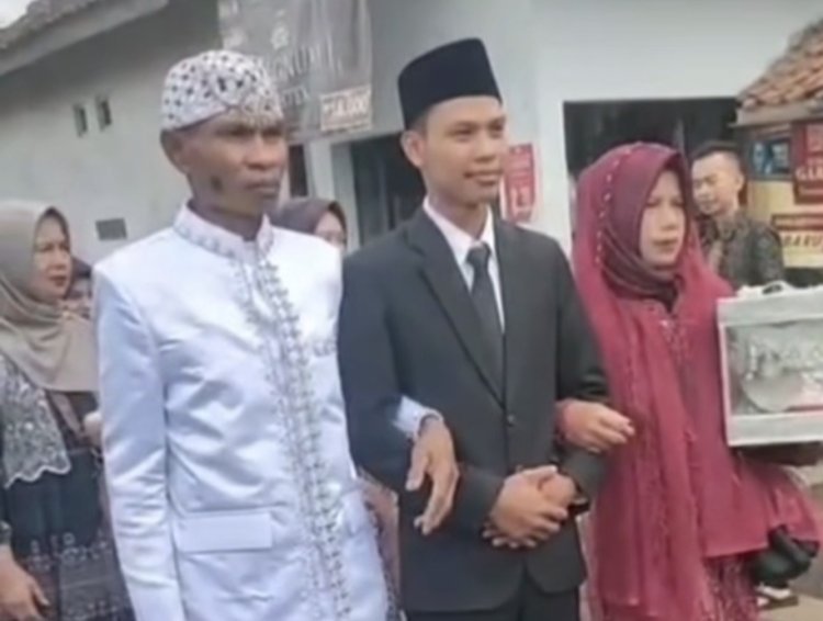 Ketika Salah Kostum Antara Ayah dengan Calon Pengantinnya