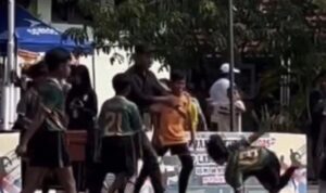 Pelatih Futsal Banting Anak SD Saat Selebrasi di Surabaya (Lambeturah.co.id)