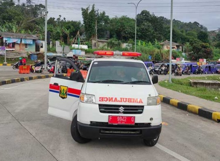 Pospam arus mudik Idul Fitri 1446 Hijriah 2025 Masehi, memberhentikan mobil ambulance yang melaju ditengah kemacetan di Exit Tol Bogor