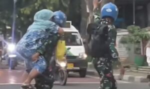 Prajurit Tentara Nasional Indonesia (TNI) grecep membantu Gendong Ibu-Ibu yang Sakit saat nyebrang Jalan (lambeturah.co.id)