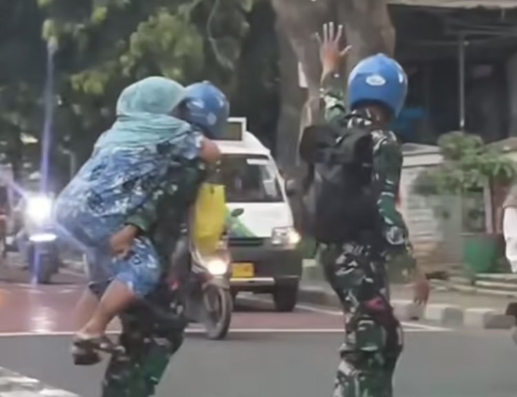 Prajurit Tentara Nasional Indonesia (TNI) grecep membantu Gendong Ibu-Ibu yang Sakit saat nyebrang Jalan (lambeturah.co.id)