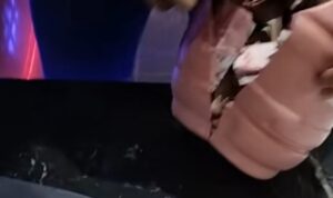 Wanita Ini Kaget saat Bongkar Celengan Berisi Uang Mainan
