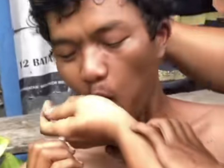 maling dipaksa makan cabai oleh warga yang geram di Temanggung