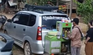 pedagang pentol menggunakan mobil minibus jenis Toyota avanza (Lambeturah.co.id)