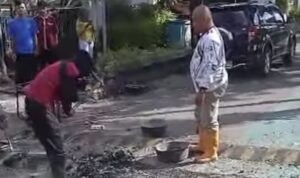 tidur di jalur lambat di depan Kantor Pemkab Klaten viral ( Lambeturah.co.id)