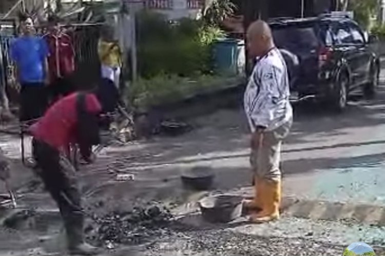 tidur di jalur lambat di depan Kantor Pemkab Klaten viral ( Lambeturah.co.id)
