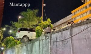 Mobil Nyangkut di Mall Banjar Baru Kalsel