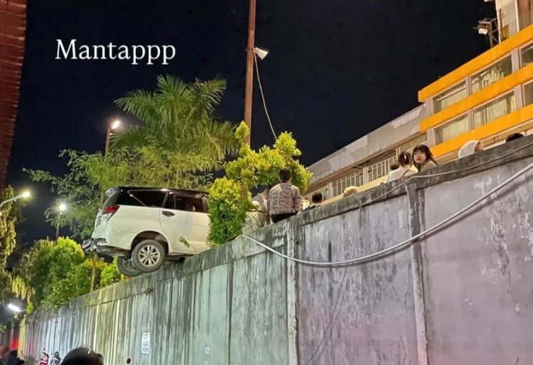 Mobil Nyangkut di Mall Banjar Baru Kalsel