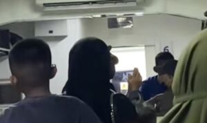 Penumpang Diduga Merokok di Kereta hingga Diturunkan Petugas (lambeturah.co.id)