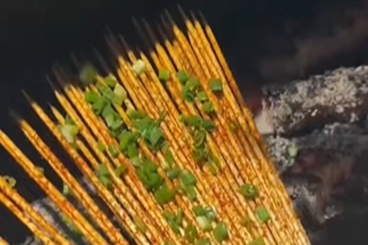 Restoran di China Jual Tusuk Sate Berbumbu Tanpa Daging (Lambeturah.co.id)