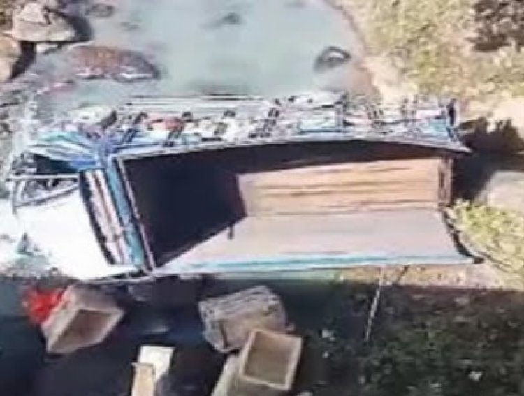 Truk yang mengangkut 13 orang masuk ke jurang di Jalan Lintas Barat (Jalinbar), Jembatan Way Karudang (lambeturah.co.id)