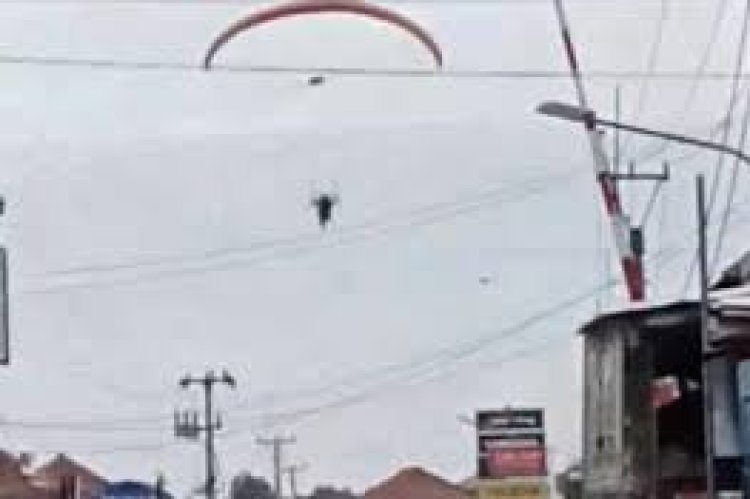 Atlet Paralayang Mudik ke Indramayu Lewat Udara, Warga Haurgeulis Heboh