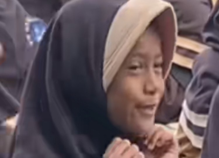 Guru SD Ini Ajarkan Siswi Kelas 6 Nyanyi Lagu yang Viral di Tiktok (lambeturah.co.id)