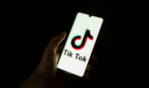 Ilustrasi menonton Walid yang viral di TikTok (Kumpara.com)