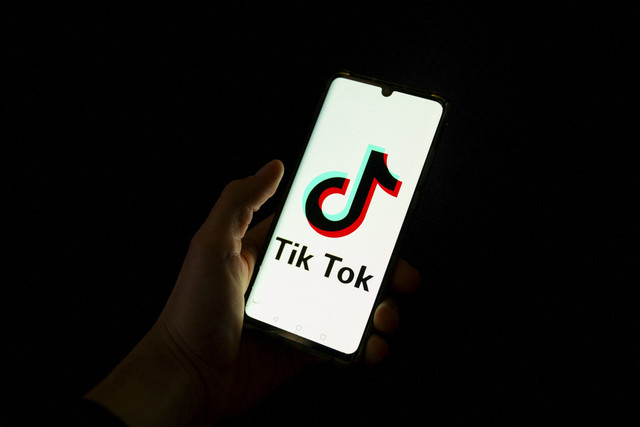 Ilustrasi menonton Walid yang viral di TikTok (Kumpara.com)