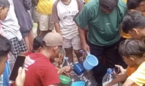 Warga Pekalongan Ramai-ramai 'Ngalap Berkah' Mata Air Ajaib, Ternyata Air PDAM Bocor (lambeturah.co.id)