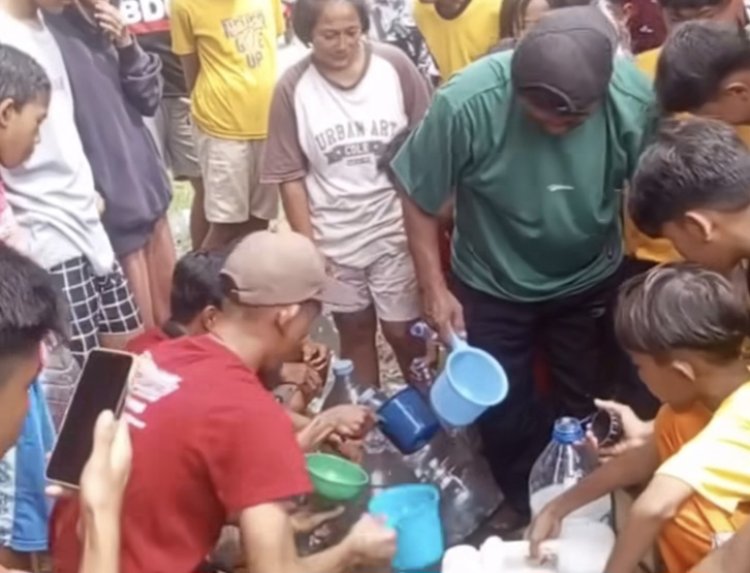 Warga Pekalongan Ramai-ramai 'Ngalap Berkah' Mata Air Ajaib, Ternyata Air PDAM Bocor (lambeturah.co.id)