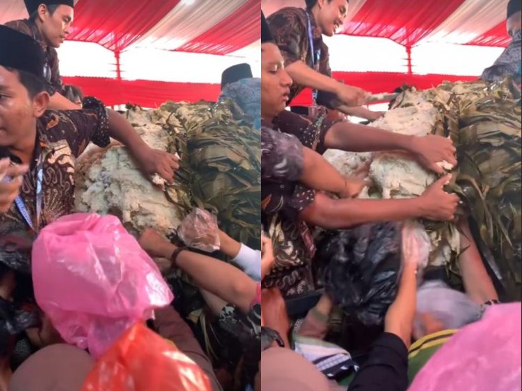 Warga Rebutan Lopis Jumbo di Tradisi Krapyak Kidul Pekalongan, Tas Ibu-ibu Sampai Disobek Maling