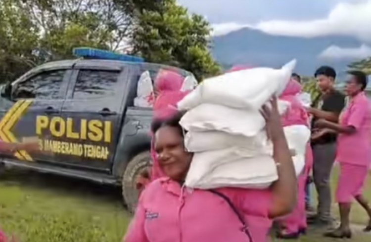bayangkari di Papua mengangkat 5 karung beras yang beratnya per karung 5 kg (Lambeturah.co.id)
