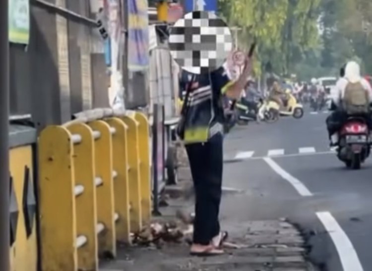 oknum petugas kebersihan di Jember (Lambeturah.co.id)