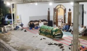 sebuah keluarga memangis pilu karena kehilangan Saudaranya