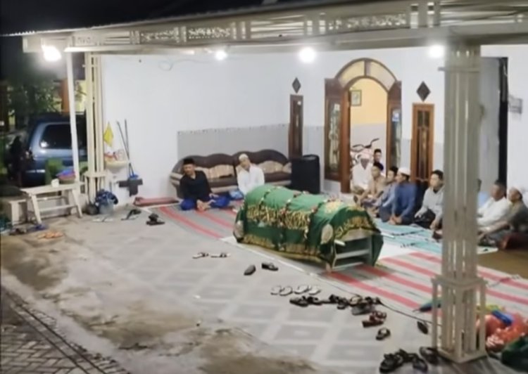 sebuah keluarga memangis pilu karena kehilangan Saudaranya