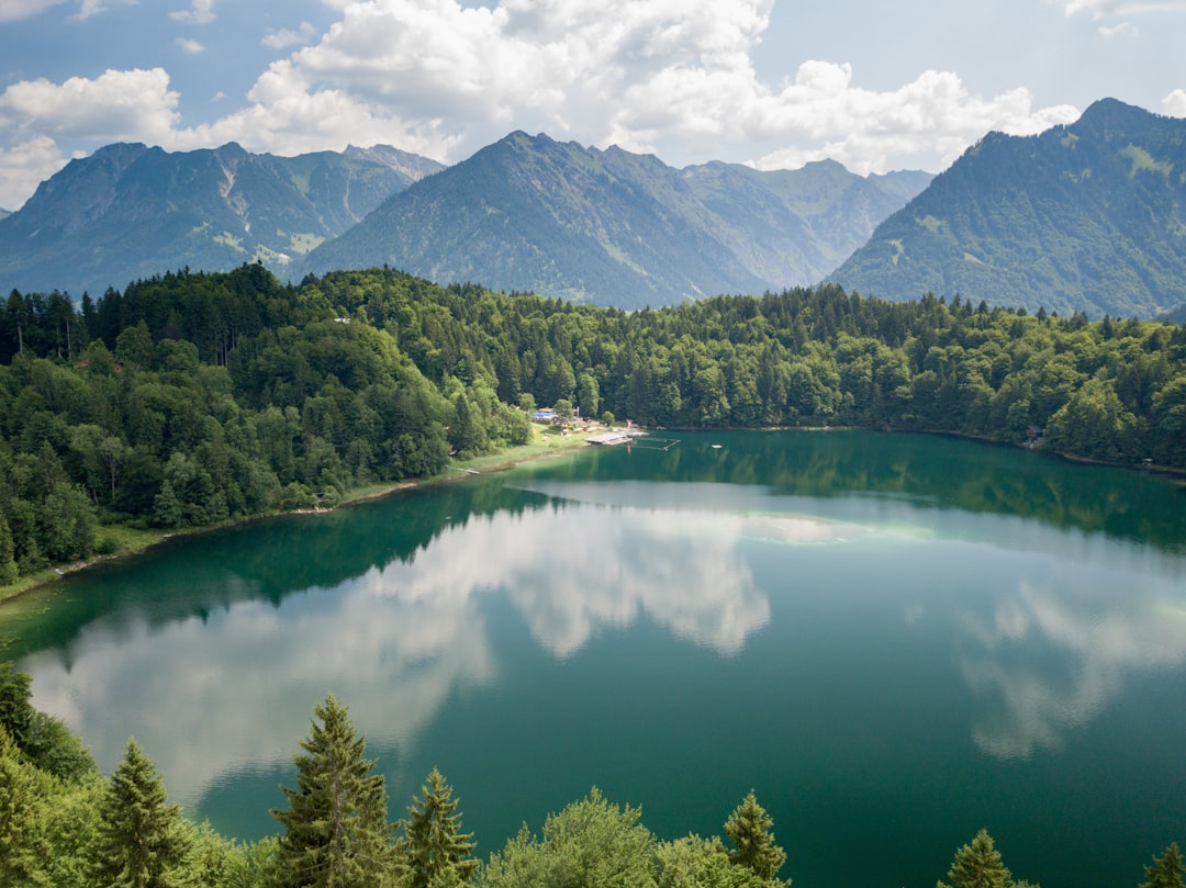 7 Danau Buatan di Indonesia yang Tawarkan Keindahan Alam dan Wisata Seru