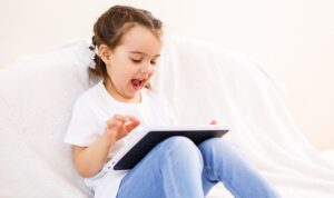 Ilustrasi anak menatap layar gadget