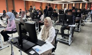 Para peserta mengikuti Ujian Tertulis Berbasis Komputer (kompas.com)