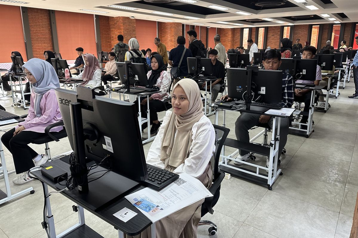 Para peserta mengikuti Ujian Tertulis Berbasis Komputer (kompas.com)