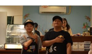 Pekerja down syndrome kedai Kopi Kamu.