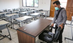 Petugas menata kursi ruangan kelas Sekolah Rakyat untuk jenjang SMA di Sentra Terpadu Pangudi Luhur (STPL), Bekasi, Jawa Barat (kompas.com)