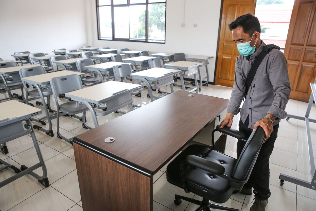 Petugas menata kursi ruangan kelas Sekolah Rakyat untuk jenjang SMA di Sentra Terpadu Pangudi Luhur (STPL), Bekasi, Jawa Barat (kompas.com)