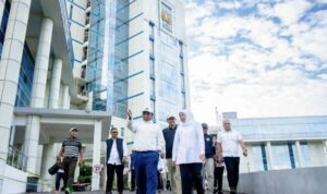 Rektor Unesa dan Gubernur Jawa Timur saat mengecek kesiapan Sekolah Rakyat Unesa (kompas.com)